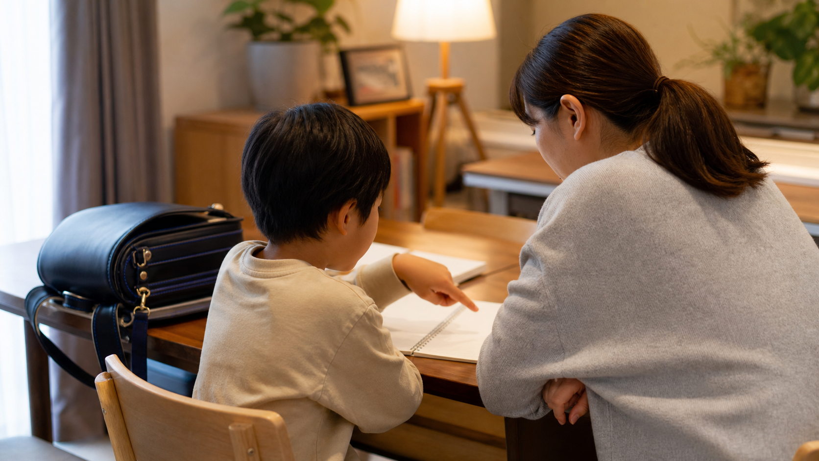 小学生の悩みに親が家庭で寄り添って話を聞く様子