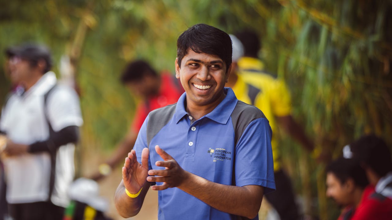 笑顔で人と交流する様子