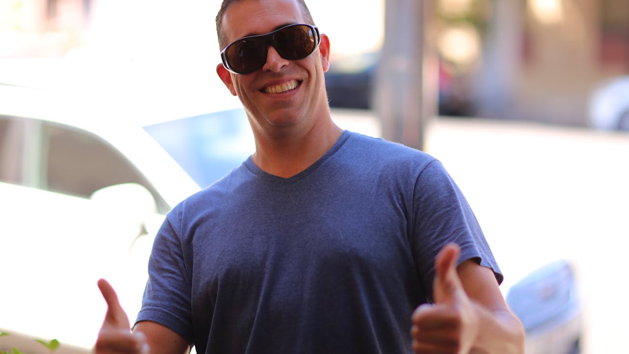 自信に満ちた笑顔の男性