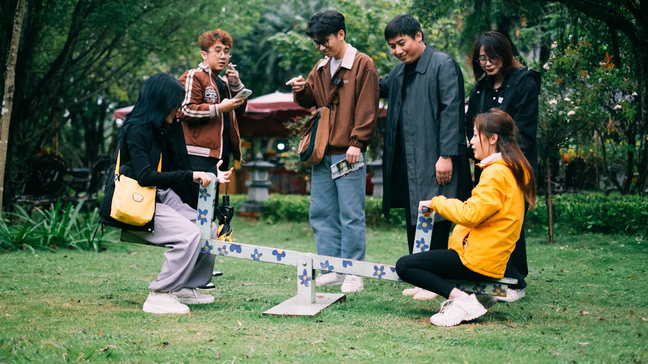 楽しそうに交流する人たちのグループ