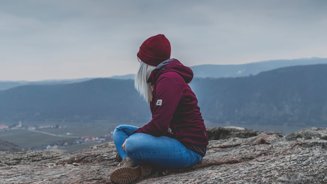 一人でハイキングを楽しむ人