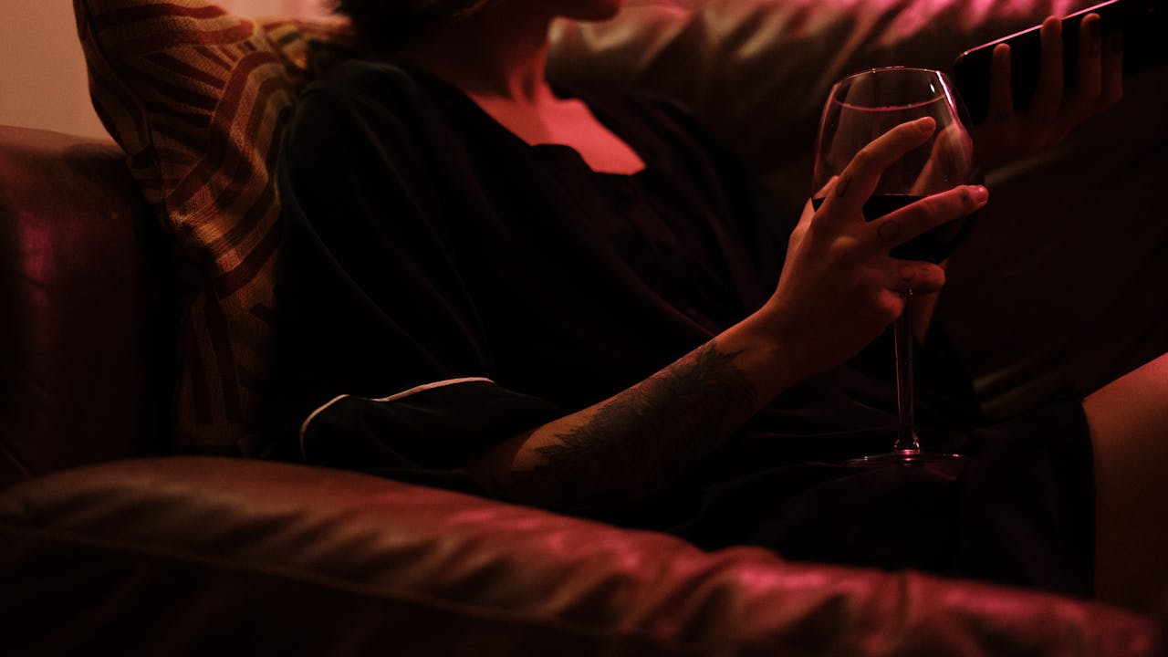 夜に自宅でリラックスする社会人