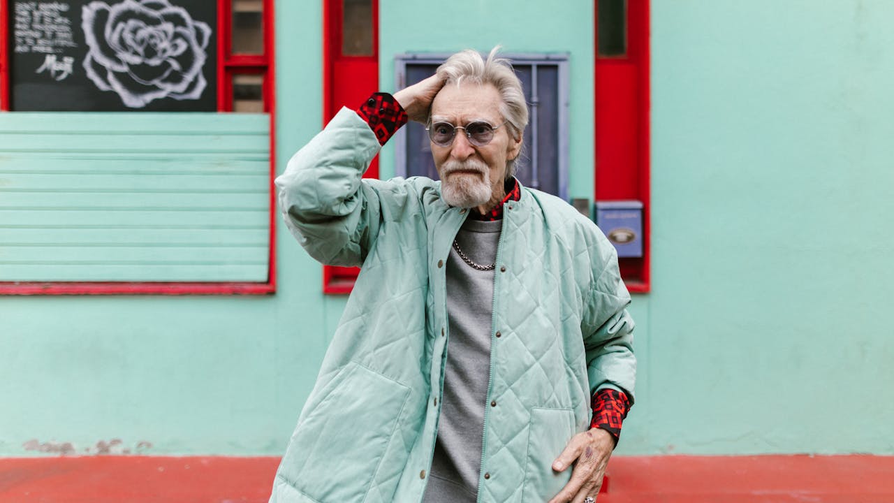 自信を持ってスタイリッシュな服装で歩く人