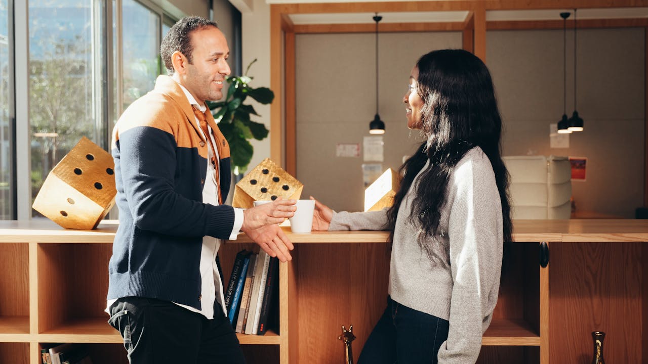 カジュアルに会話する同僚たち