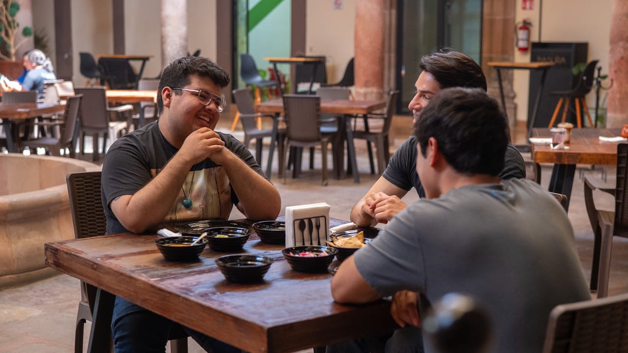 合コンで楽しく会話する若い男女