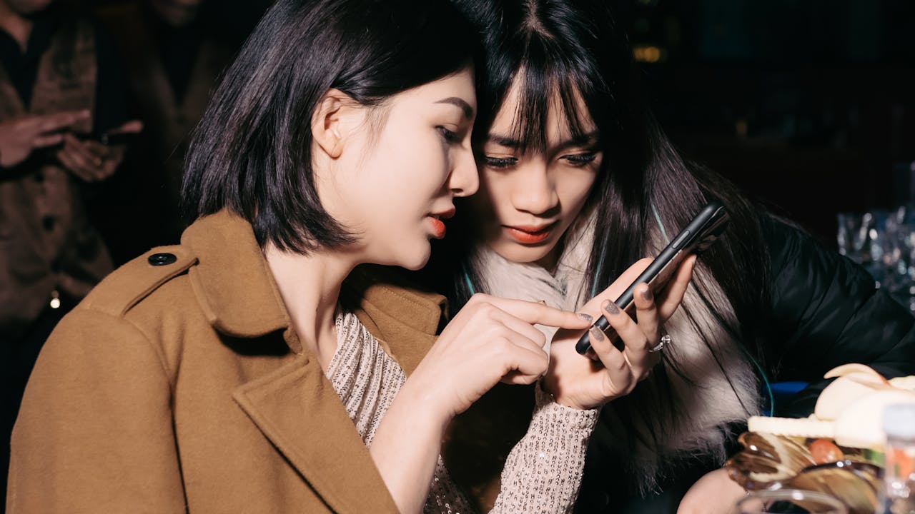 合コン後にスマホで連絡を取り合う人たち