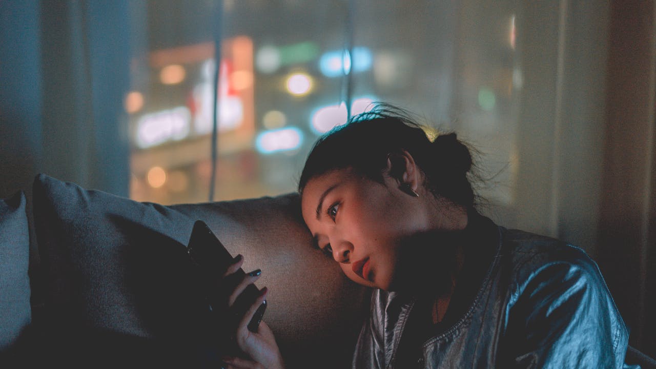 自宅でSNSを眺める非リア充