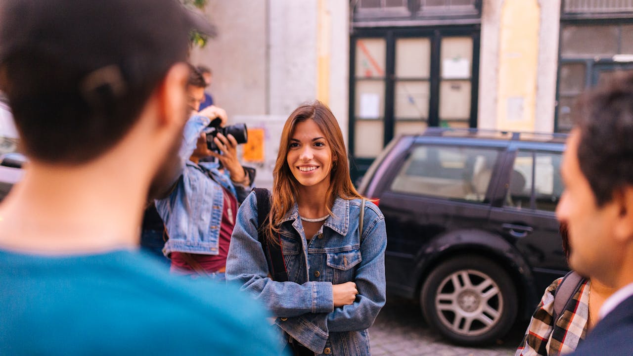 笑顔で友人と街を歩く女性たち、コミュ力と行動力のある充実した姿