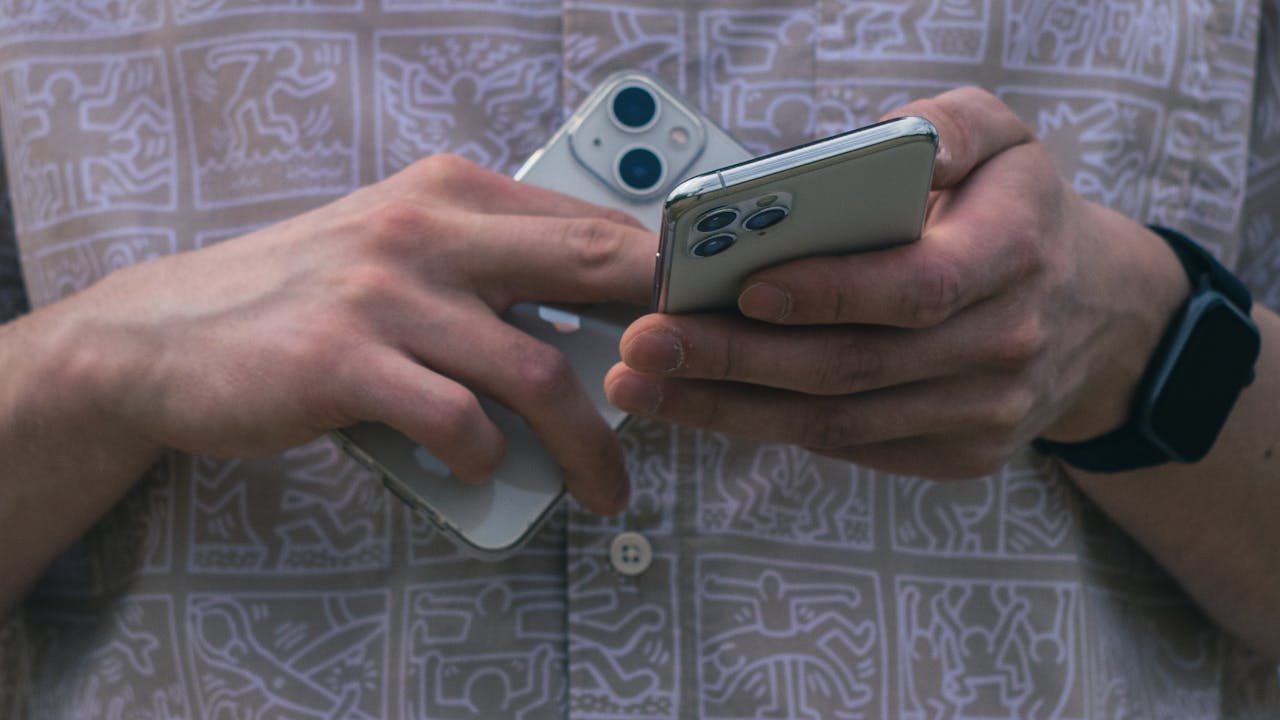 スマートフォンを見て落ち込む非リア充