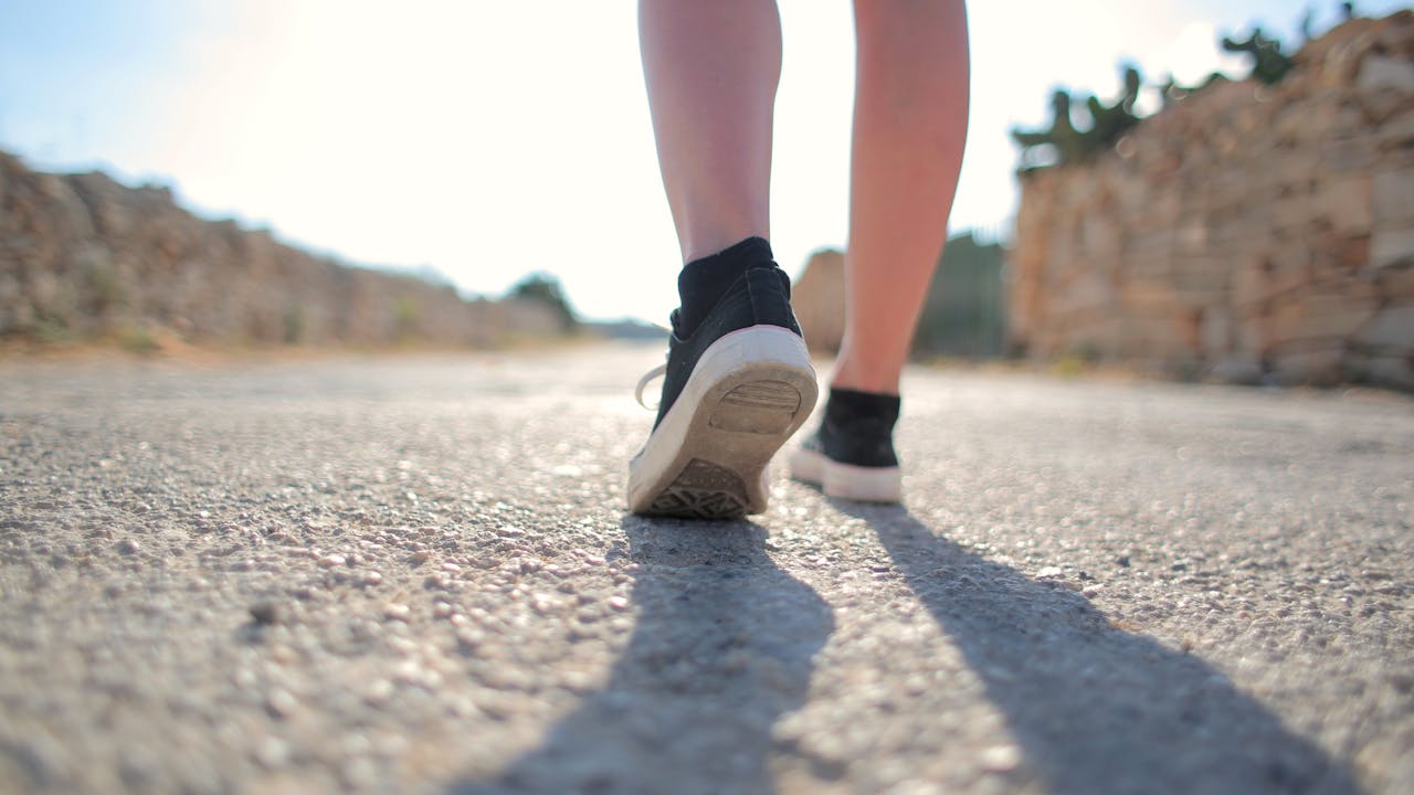 劣等感から回復して笑顔になる女性