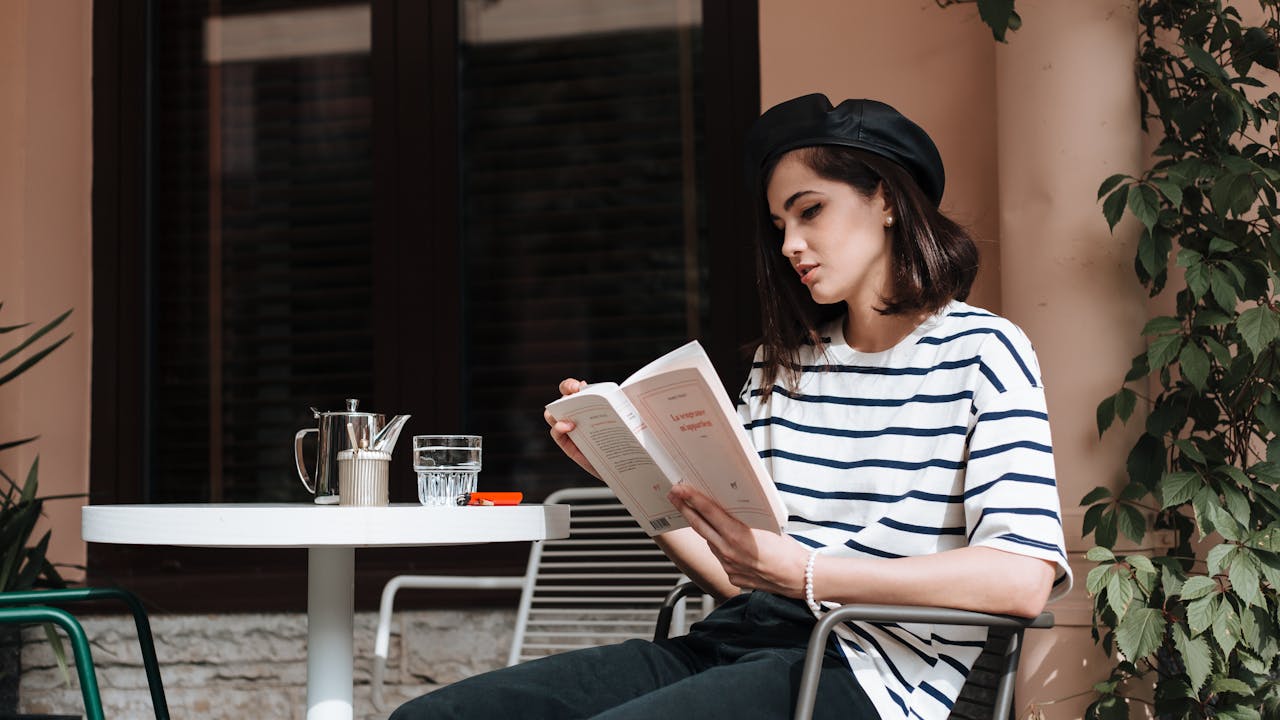 カフェで一人静かに読書する女性、自分だけの充実した時間