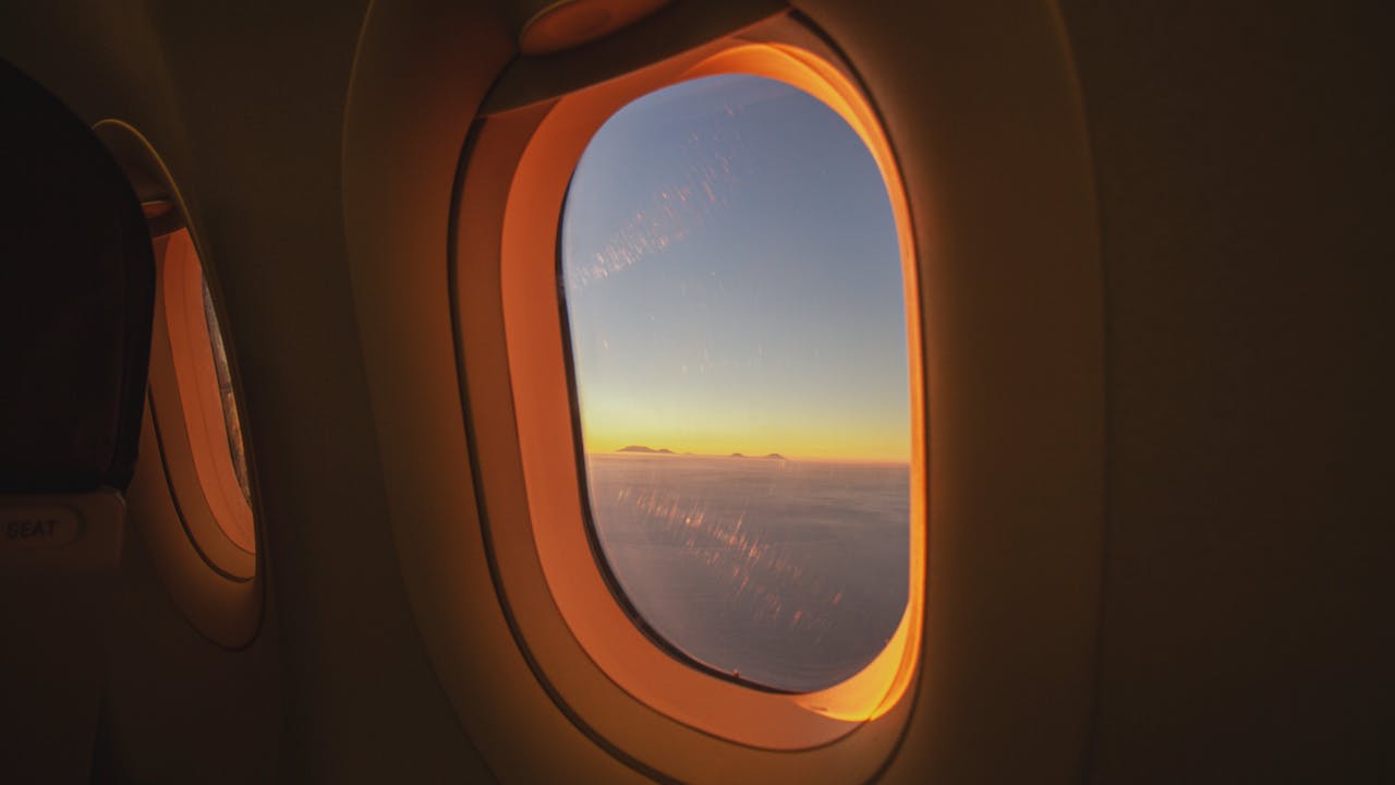 空港でリア充な気分で過ごす女性