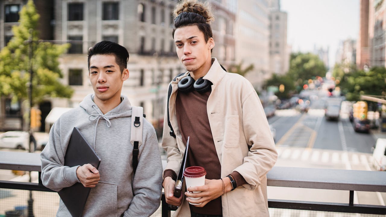 現代の若者たちがスマホを見ながら楽しむ様子