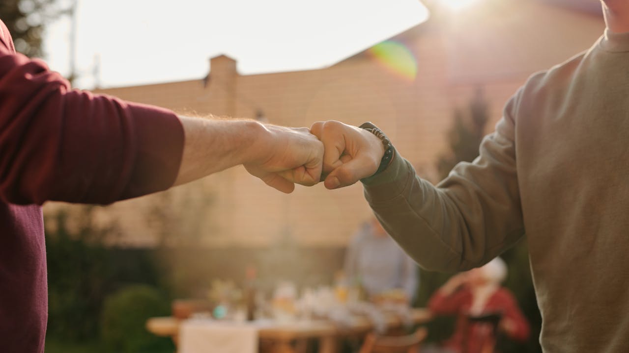 冬の夜に自宅でゆったり過ごす人