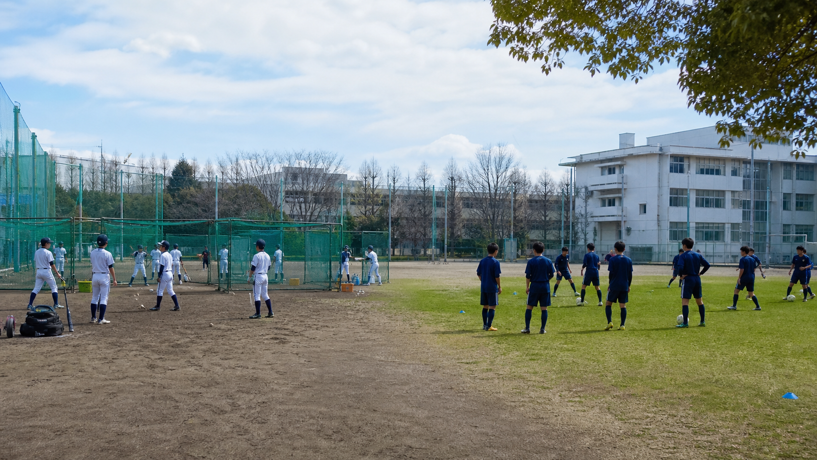 野球部とサッカー部の部活別の雰囲気を比較する校庭風景