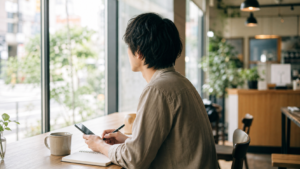 非リア充がカフェで恋愛の最初の一歩を考える様子