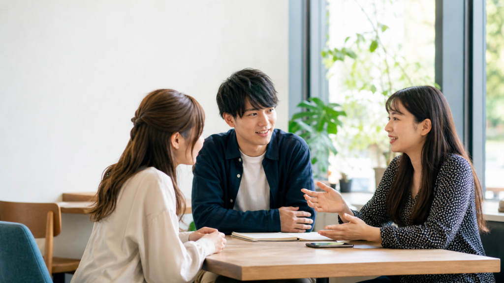 リア充のコミュ力を自然に鍛えるためカフェで会話する若者