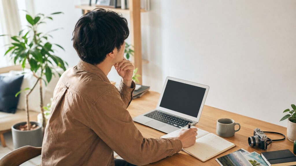 リア充の副業の種類を考えながら自宅で計画を立てる人