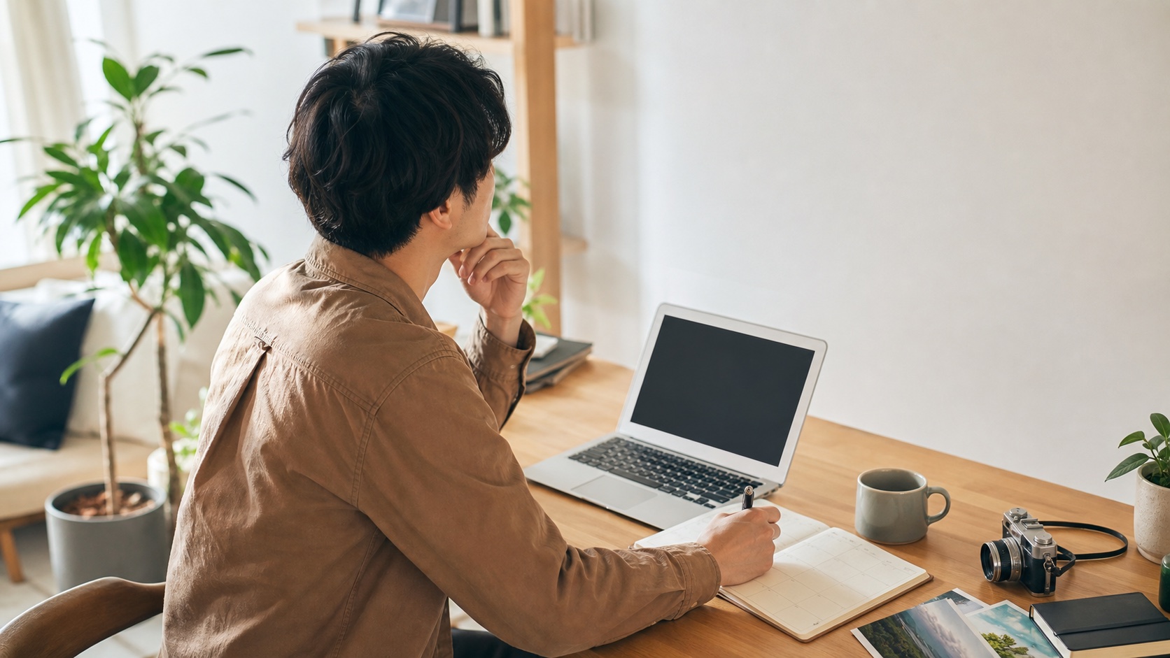 リア充の副業の種類を考えながら自宅で計画を立てる人