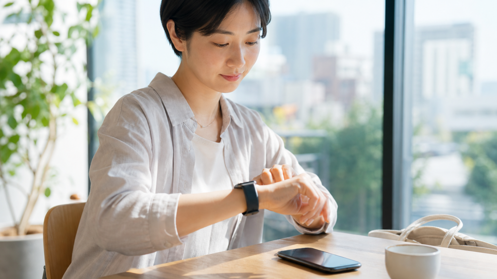 スマートウォッチで予定を確認する日常風景