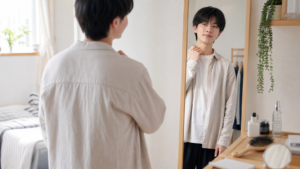 非リア充から自然に垢抜けるため鏡で身だしなみを整える人