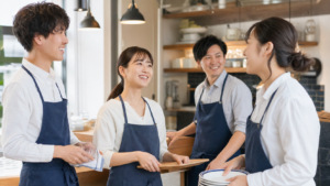 リア充のバイト選びで笑顔で働くカフェスタッフ