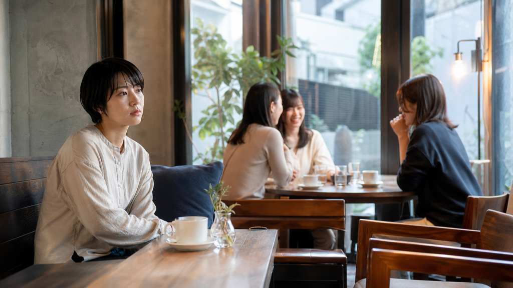リア充の話がつまらないと感じる人がカフェで距離を置くイメージ