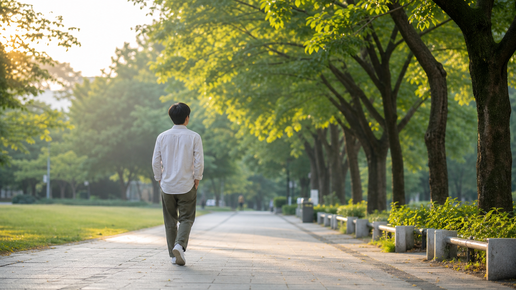 スマホをしまって公園を歩き自分の生活へ意識を戻すイメージ