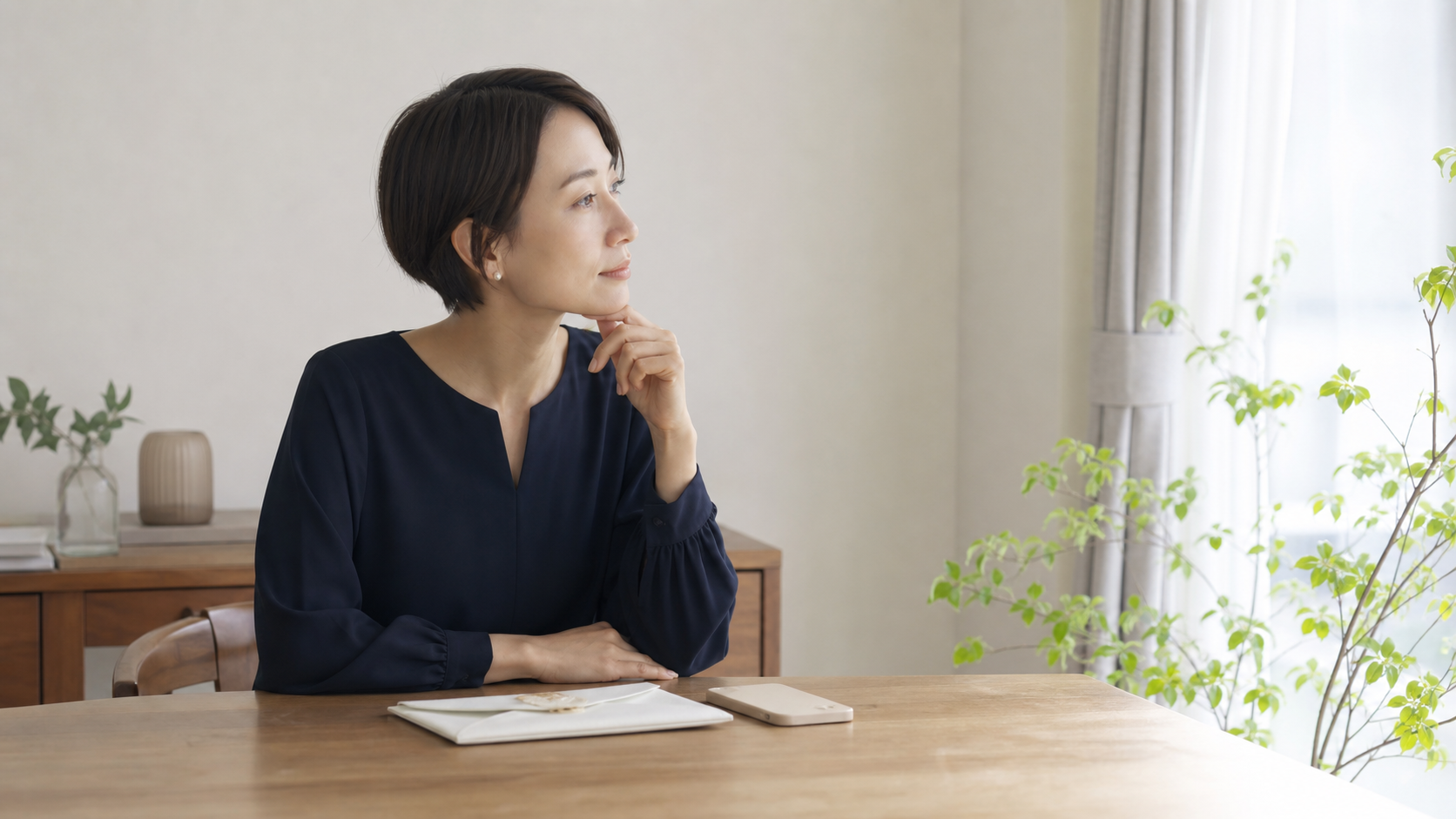 結婚式の招待状を前に自分の気持ちを整理する人
