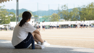 体育祭で一人静かに過ごす生徒の後ろ姿
