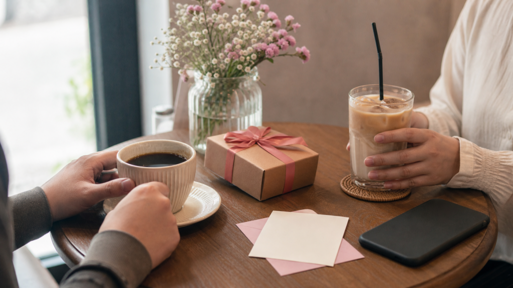 1ヶ月記念日にカフェで小さなプレゼントとメッセージカードを用意するカップル