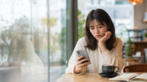 SNSのリア充投稿を見て本当か迷う人のイメージ