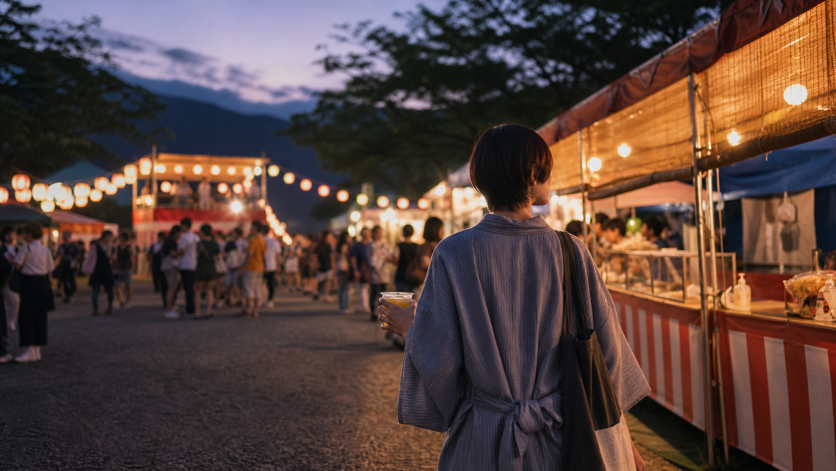 ぼっち夏祭りを一人で楽しむ人が屋台の灯りを眺めている様子