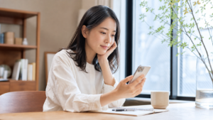 友達のLINE返信を待つ不安を落ち着いて整える様子