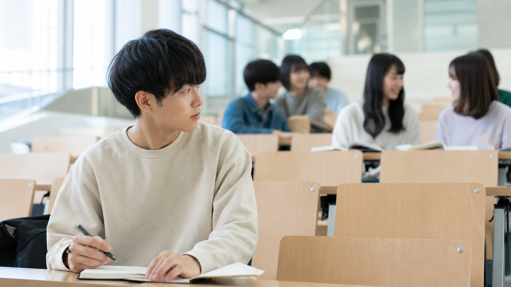 講義中に周囲のグループを気にする大学生