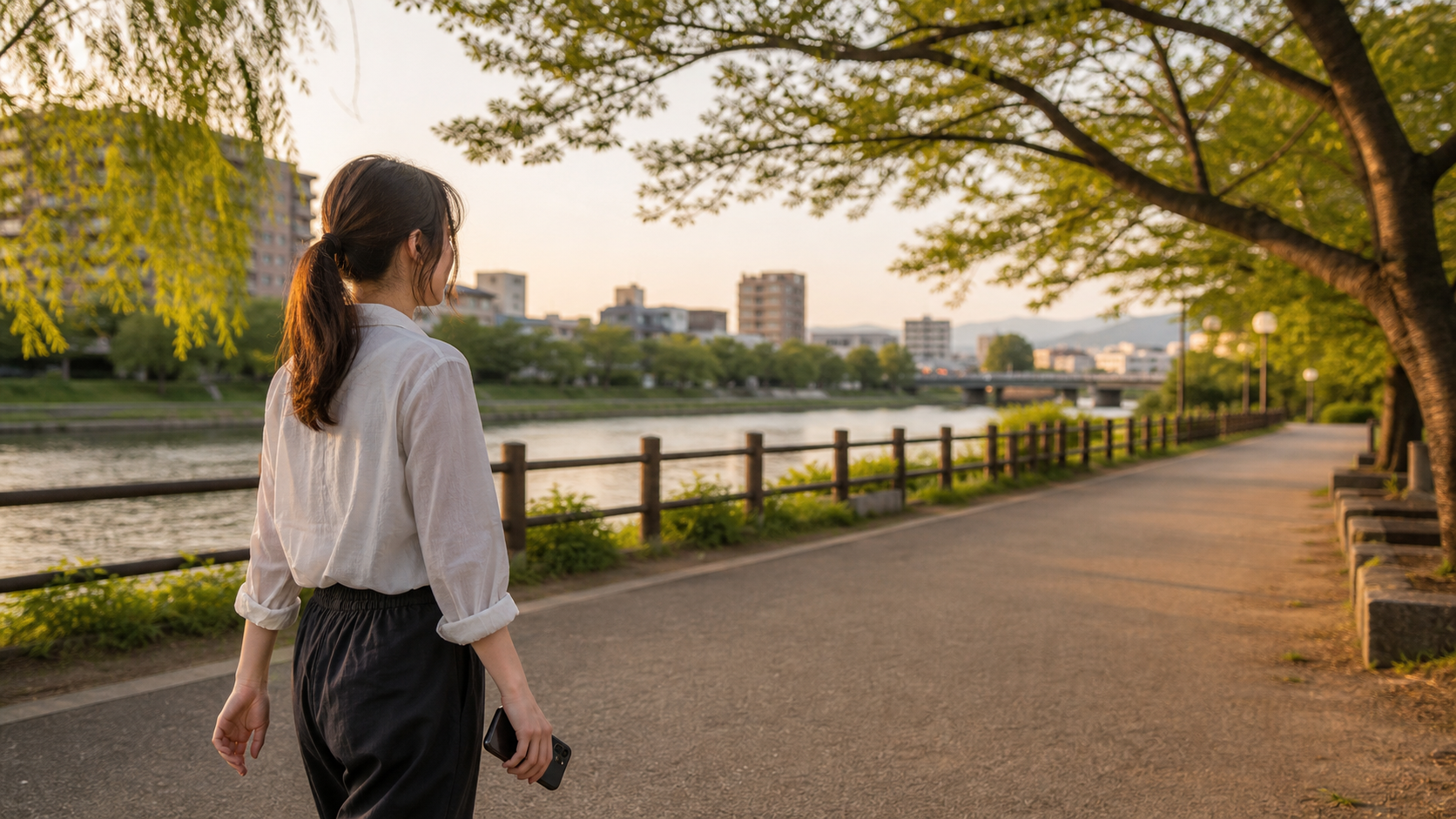 LINE返信を気にしすぎる時にスマホから離れて気持ちを整える様子