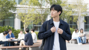 キャンパスで身だしなみを整える若者