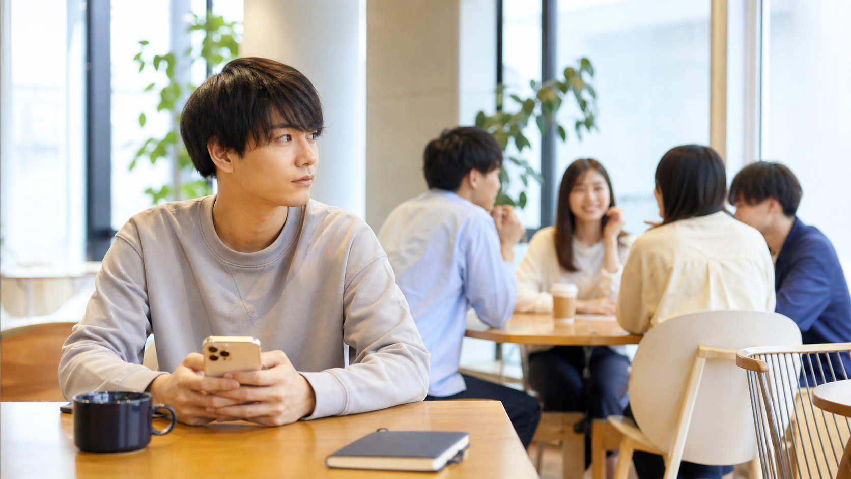 キョロ充は死語か考える若者と友人グループ