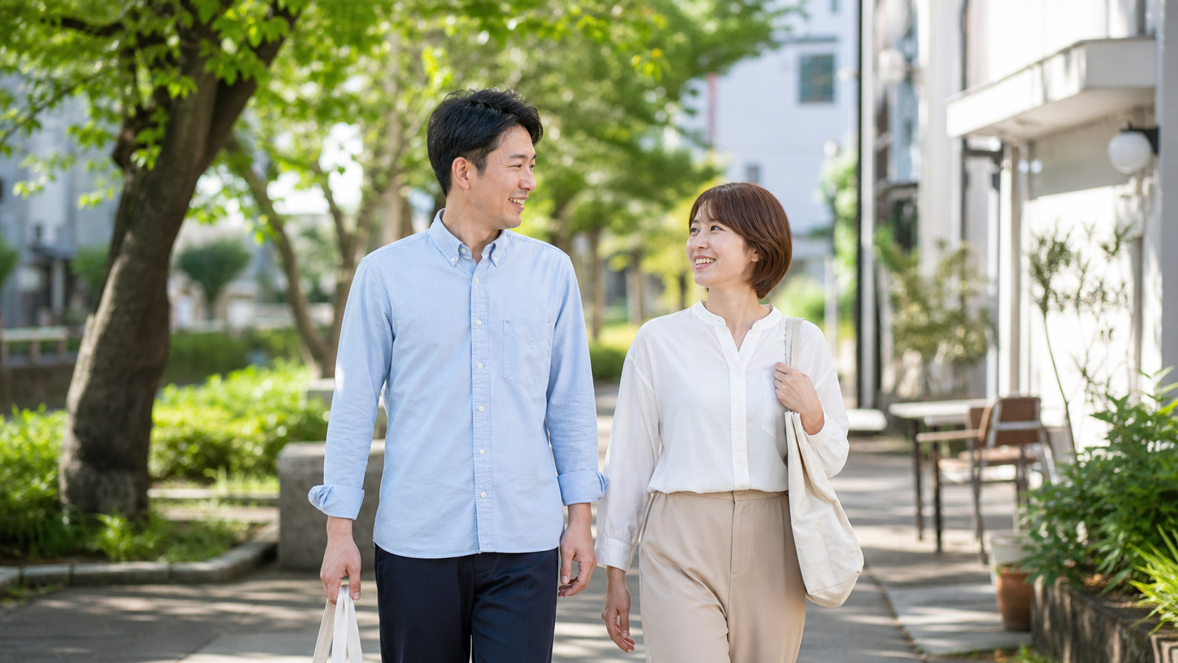 夫婦が週末に近所を散歩して気分転換する様子