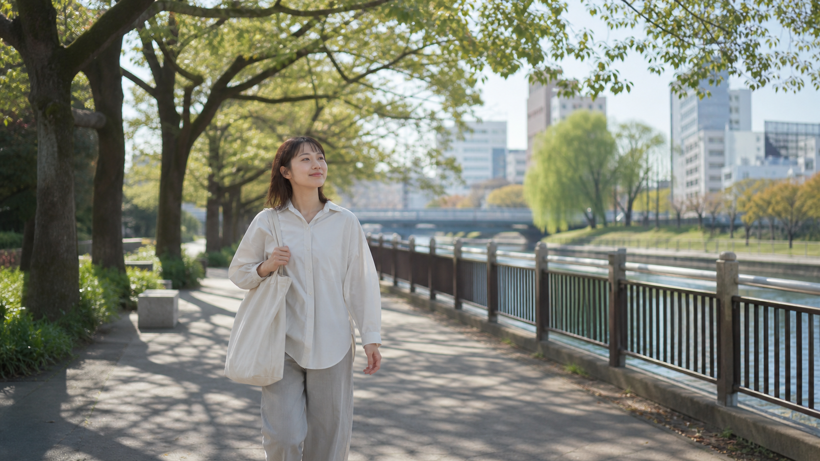 SNSから距離を置いて川沿いを歩き気持ちを整える人