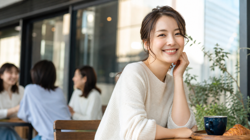 リア充美人の特徴を表すカフェで自然に笑う女性