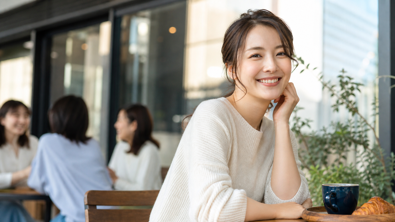 リア充美人の特徴を表すカフェで自然に笑う女性