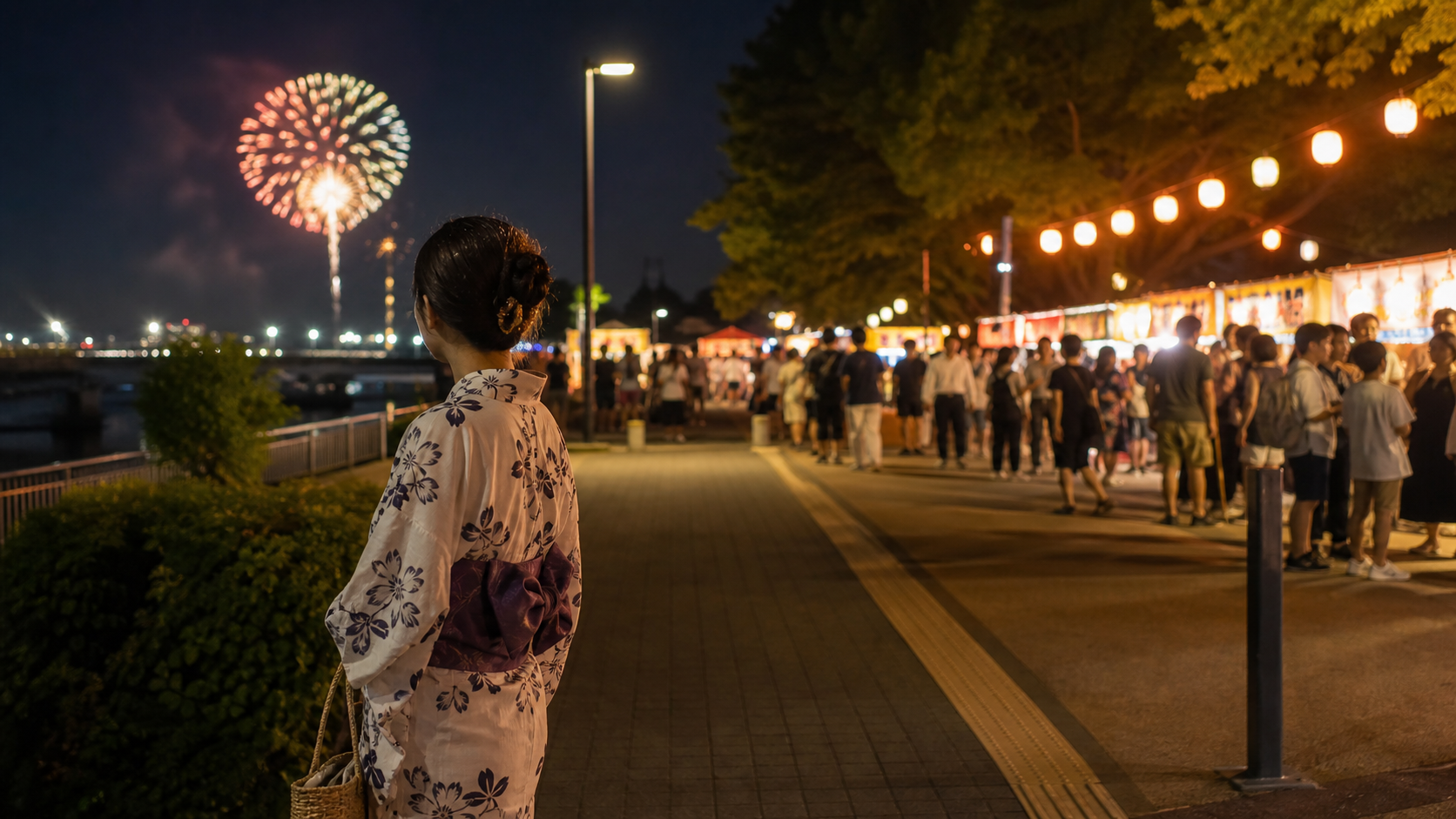 ぼっち夏祭りで混雑を避けながら花火と屋台を楽しむ人