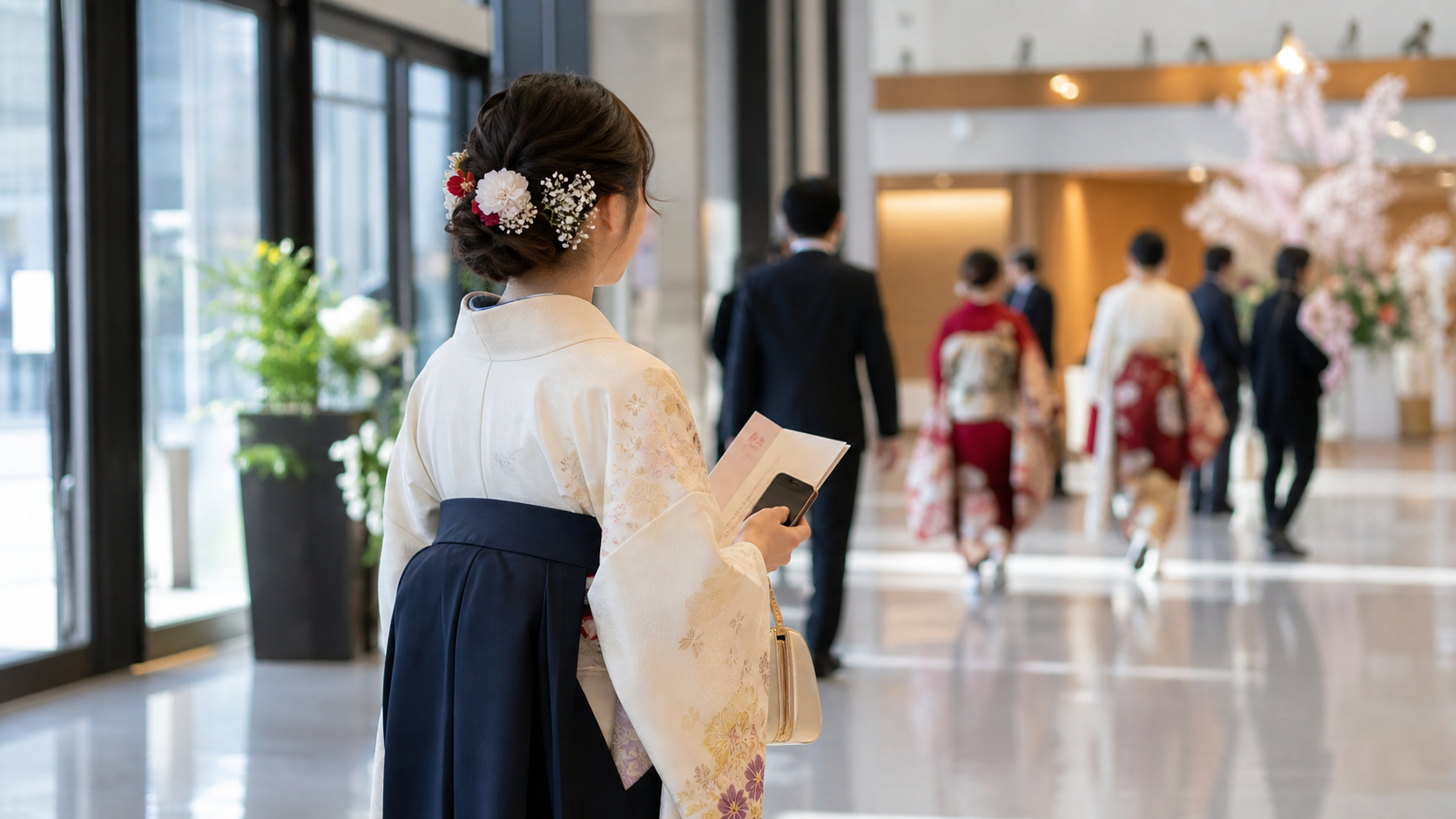 成人式の会場で一人参加する様子