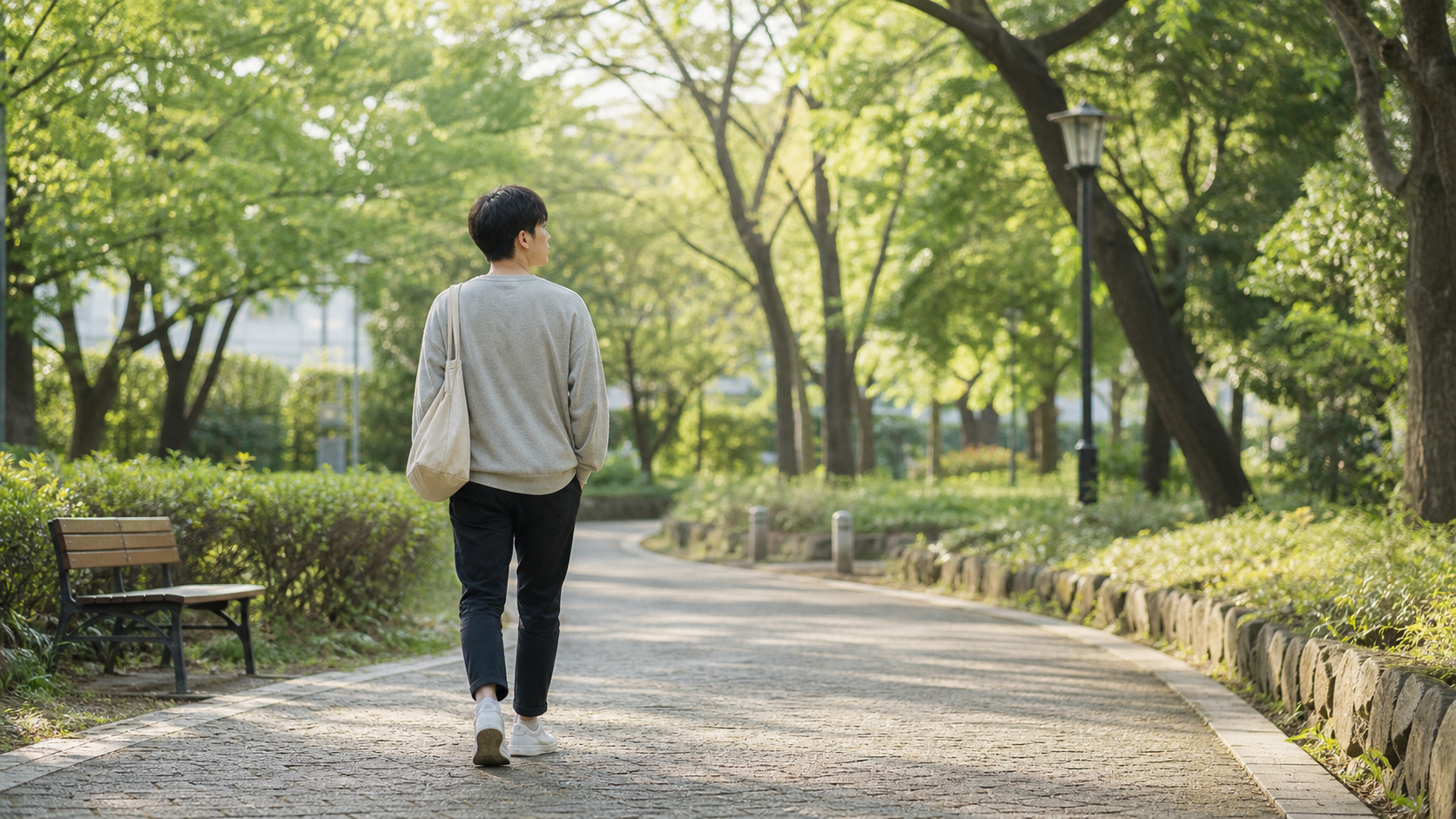 自分の生活へ戻るために公園を歩く人物