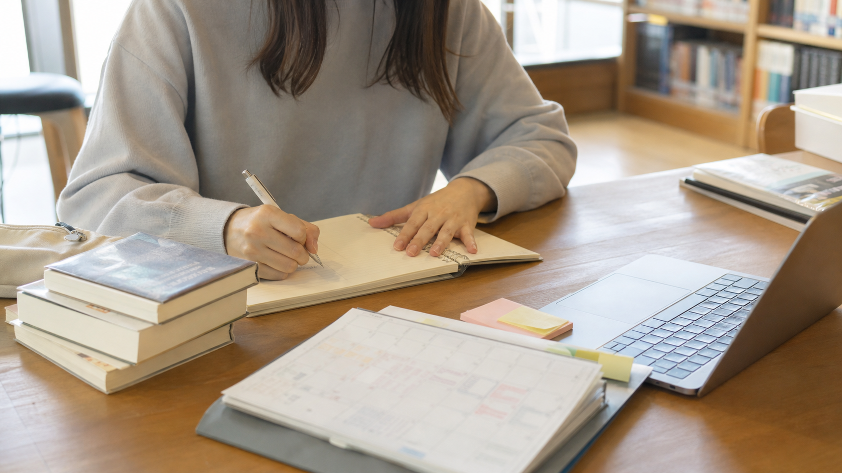 ゼミでぼっちを乗り切るために行動計画を立てる学生