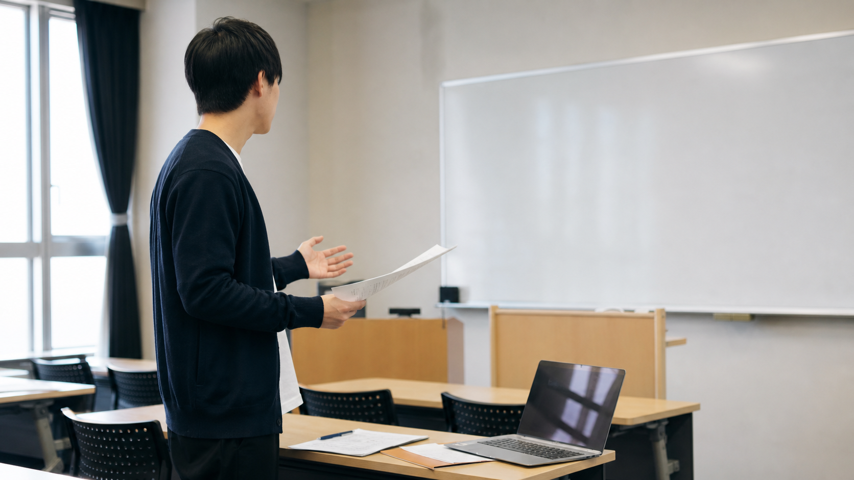 ゼミ発表に向けて一人で練習する学生