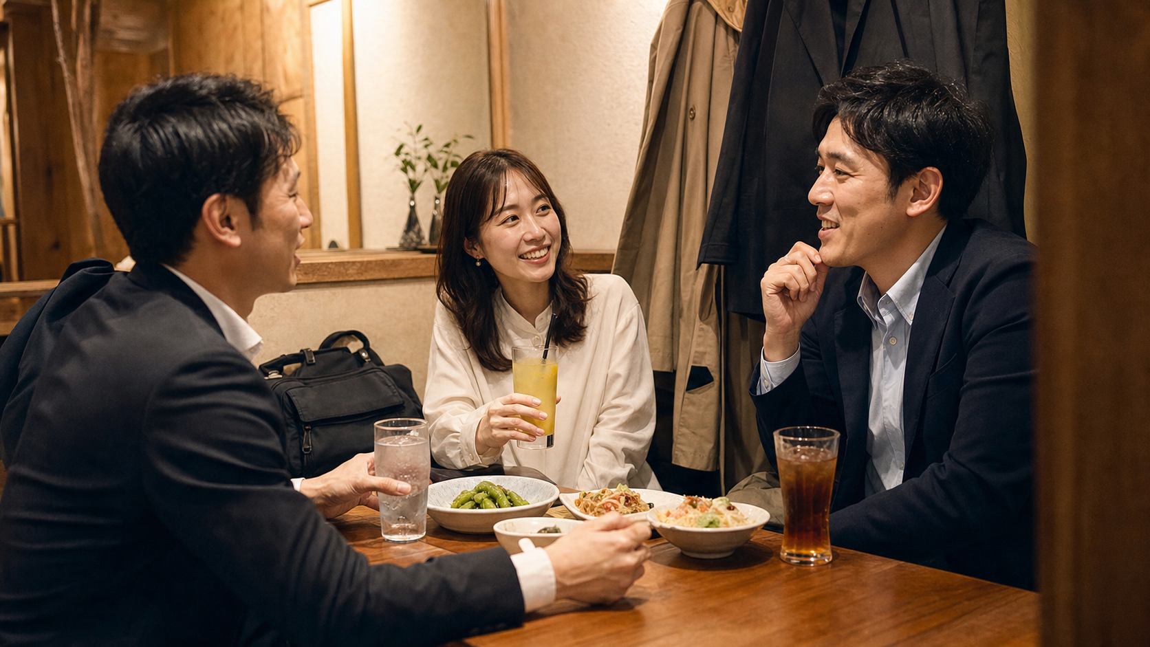 社会人が無理なく人間関係を続ける少人数の会話風景