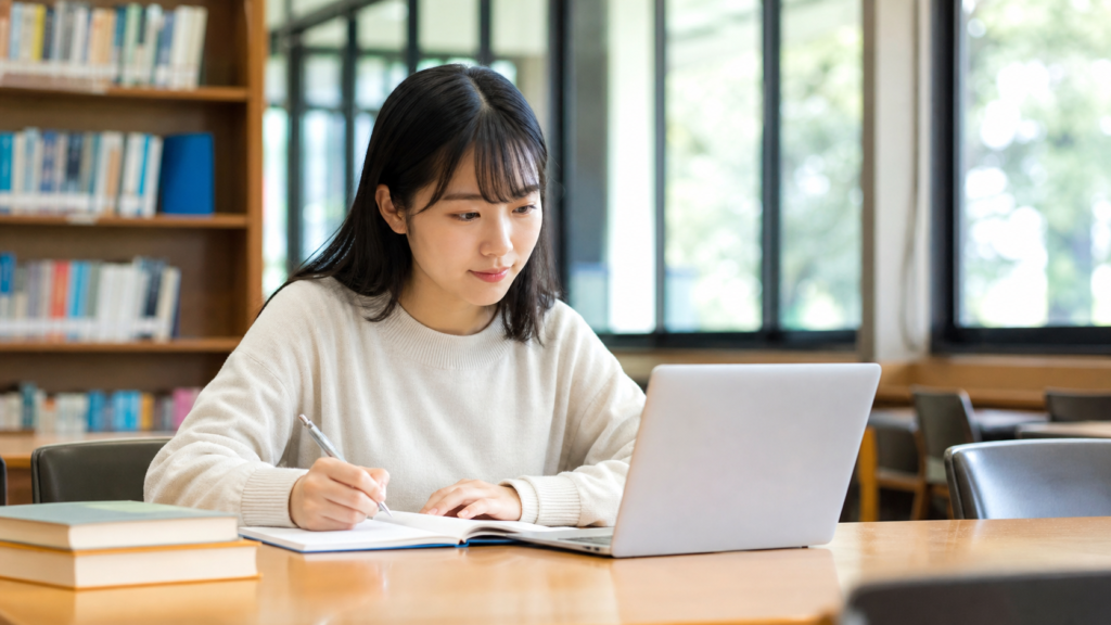大学ぼっちでも単位取得に向けて一人で学習する学生