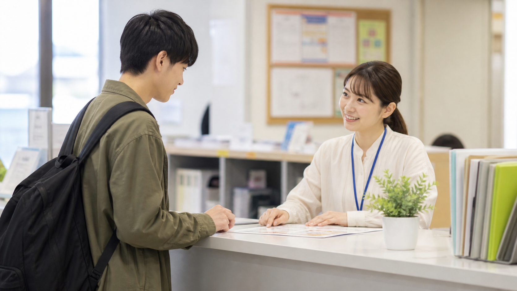 教務窓口で履修と単位について相談する大学生